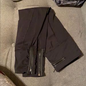 Lululemon size 4 Capri with zipper detail